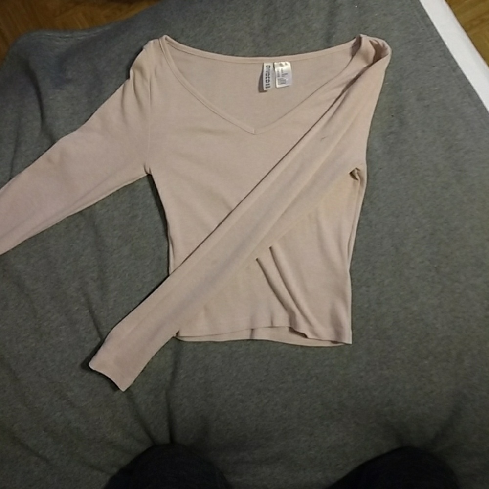 soft pink v-neck long sleeve crop top